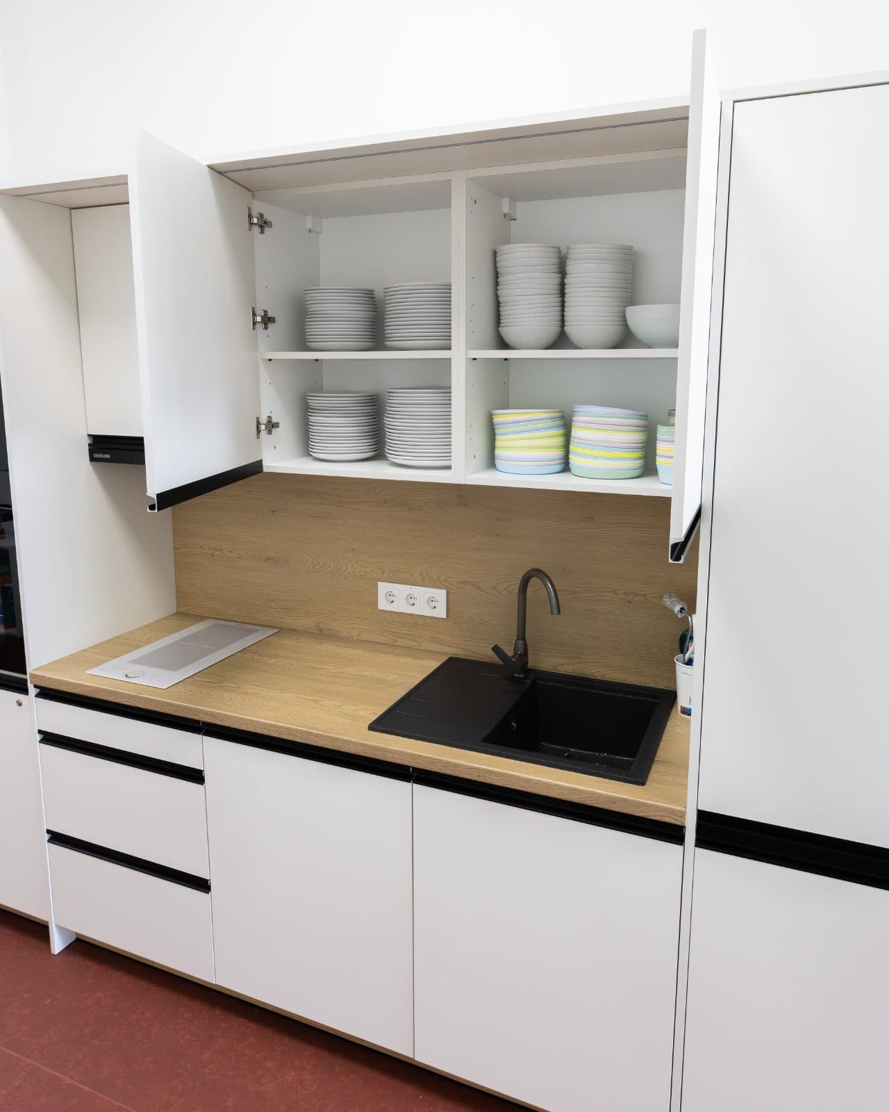 Küche mit Geschirrschrank