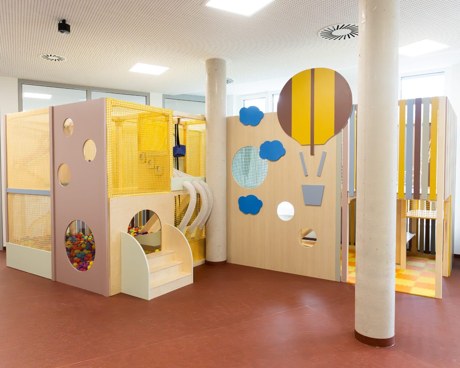 Spielbereich mit Bällebad, Kletternetz und Rutsche